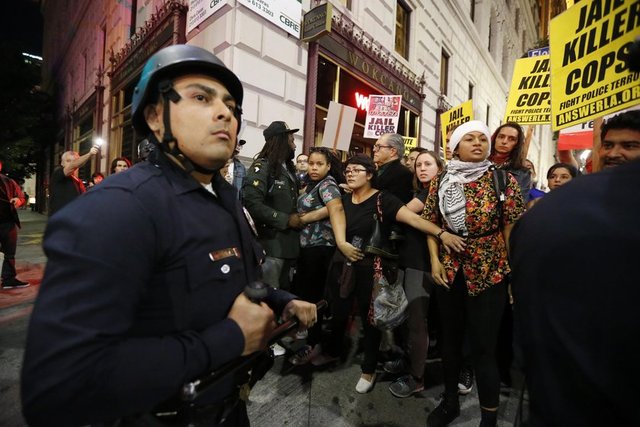 Gösteriler sadece Ferguson'la sınırlı kalmadı. Başkent Washington  - olmak üzere New York ve Los Angeles dahil 170 şehirde 'katil polisler'e yönelik gerekli hukuki adımların atılmamasını protesto  - eden binlerce kişi sokağa döküldü.