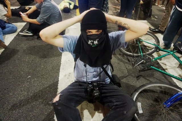 ABD'li bazı protestocuların da polisin karşısında "teslim olan insan" haldeki görüntüleri yayınlanıyor.