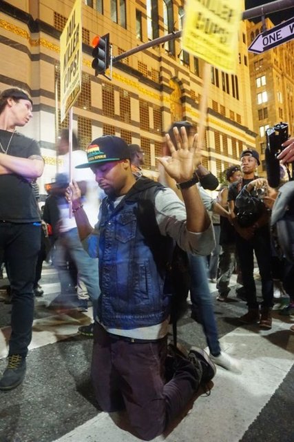 Ferguson'da jürinin Wilson'ın yargılanmasına gerek görmemesinin  - ülke genelinde yol açtığı infialin etkisi sürüyor.