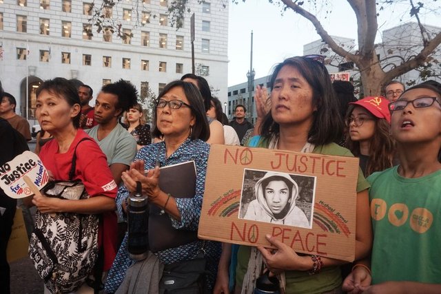 ABD'de siyahi genç Michael Brown'ı öldüren polisin yargılanmasına gerek görmeyen mahkeme kararından sonraki ikinci günde de ülkenin dört bir tarafında yeni protesto gösterileri düzenlenirken, olayların merkezi Ferguson'daki gerilim devam etti.