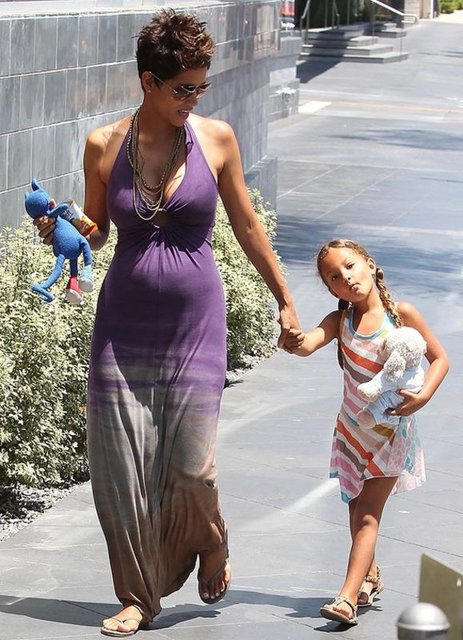 İnternetteki TMZ.com'un iddiasına göre Halle Berry, Aubriel Aubry'yi 6 yaşındaki Nahla'nın kıvırcık koyu renk olan saçlarını sarıya boyattığı ve düzleştirmeye çalıştığı gerekçesiyle mahkemeye verdi.  -