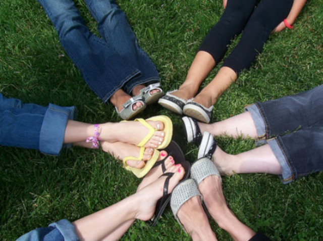 Arkadaşlarınızla vakit geçirin: Hatta mümkünse onlarda yaşayın. İlk günlerin zor geçeceğinin bilincinde olun ve korkmayın. Arkadaşlarınızı da uyarın, günde toplam 20 dk. dan fazla onun hakkında konuşmanıza izin vermesinler.