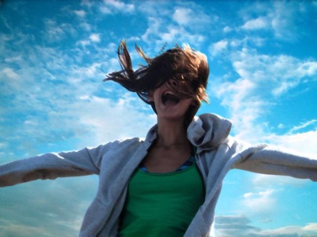 Bol bol hareket edin: Açık havada yürüyüşler yapın, bisiklete binin, yapacağınız her tür egzersiz hem sizi güzelce yorar, hem de serotonin salgılamasına yol açacağından kendinizi mutlu hissedersiniz. Bilimsel gerçekleri görmezden gelmeyin.