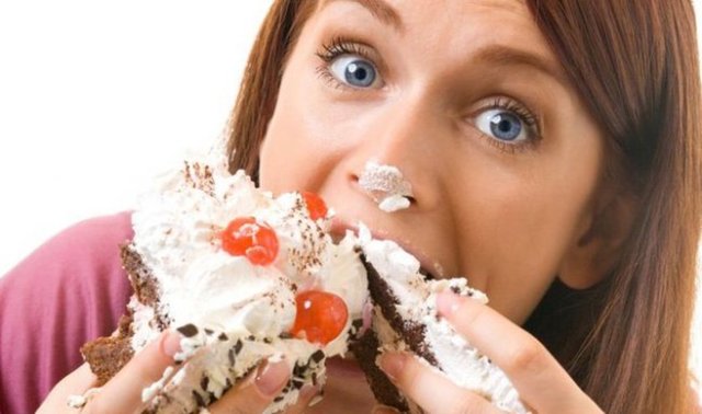 Alkol ve aşırı yemekten kaçının: Mutluluğu buzdolapları köşelerinde, şişelerin dibinde aramayın. Alkol sizi o anlık mutlu etse de sonrasını düşünün. Bir anlık hafıza kaybıyla hiç istemediğiniz mesajlar atabilirsiniz.