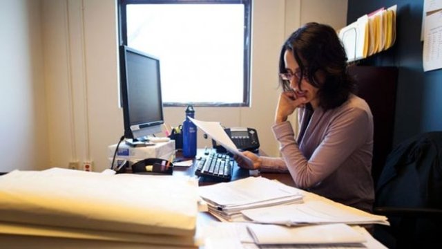 Kendinizi işinize verin: Çalışmıyorsanız da iyi kötü, kazancına, konumuna bakmadan derhal bir iş bulun. Çalışmak size evden çıkmak için bir sebep, kafanızı meşgul etmek için bir sürü sorumluluk ve size kalsa hiç kuramayacağınız ilişkiler için imkan sunar.