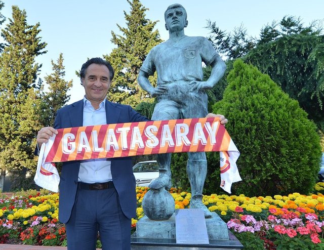 Galatasaray'da bir dönem daha sona erdi... Roberto Mancini ile yollarını ayıran Ünal Aysal yönetimi İtalya Milli Takımı ile 2014 Dünya Kupası'nda hüsran yaşayan Cesare Prandelli'yi sürpriz bir kararla takımın başına getirmişti.