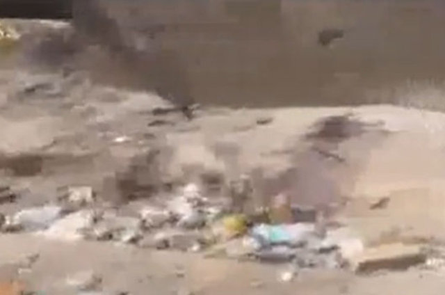 Görüntülerde yerde yatan peşmergeler ve yerle bir edilen güvenlik noktaları görülüyor.