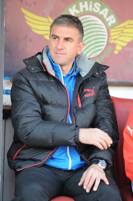 2010-2011 sezonuna Denizlispor ile başladı. İkinci yarı Akhisar'ın başına geçti. Manisa ekibi ile sezonu şampiyon tamamladı ve takım Süper Lig'e yükseldi.