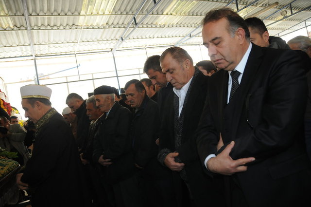 Hamzaoğlu, hayatındaki en zor zamanlardan birini yaşarken belki de teknik direktörlük kariyerindeki en büyük hedefine ulaştı.