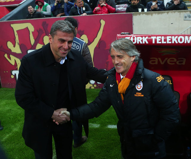 Hamzaoğlu, Akhisar'da oynattığı futbol ve kişiliği ile büyük beğeni kazandı.