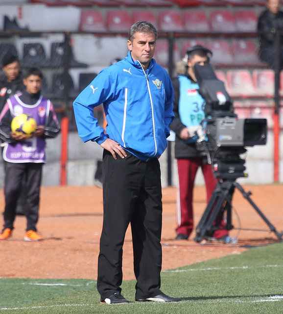 15 Ocak 1970'te Yunanistan'da doğan Hamza Hamzaoğlu, 7 yaşındayken ailesi ile İzmir'e yerleşti. İzmirspor'da futbola başladı ve 1991'de Galatasaray'a transfer oldu.