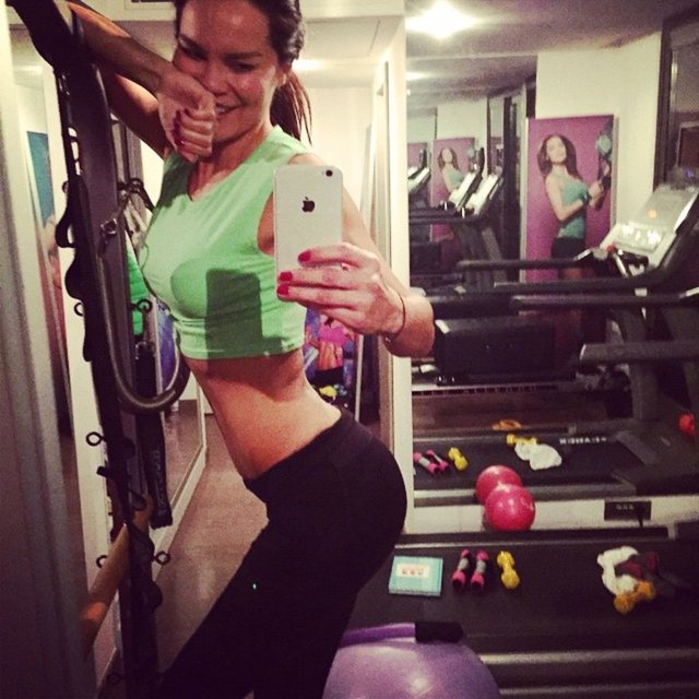 EBRU ŞALLI  - Mutlu haftasonlaı popo sıkılaştıran egzersiz yapıyorum