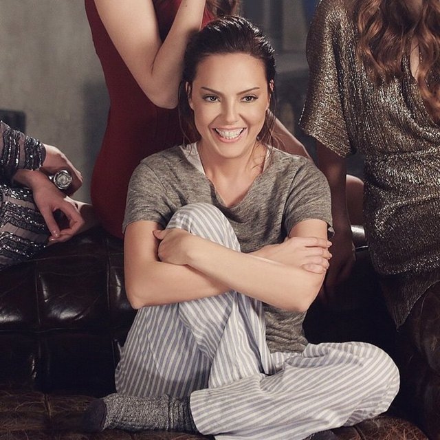 EBRU GÜNDEŞ  - Mutlu ve bol gülücüklü bir hafta olsun