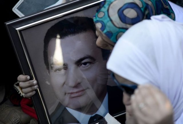 Mübarek'in yattığı Maadi Askeri Hastanesi önünde toplanan destekçileri, kararın açıklanmasının ardından sevinç gösterilerinde bulundu.