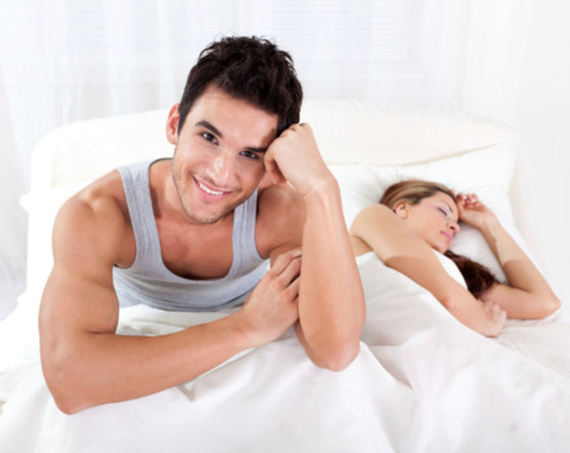 Erkekler kadınlara göre daha az çekiciliklerini yitirme endişesi duyuyor. Ancak az da olsa bazı erkeklerde yaşlanmayla birlikte performanslarının azalmasıyla yüzleşmemek için cinsel ilişkiden kaçınma ve isteksizlik ortaya çıkabiliyor.