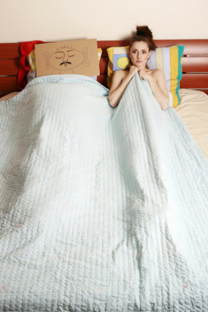 Adeta kızgınlığını bu şekilde çıkartıyor, partnerine ceza veriyor" diyor.