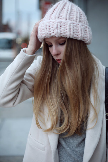 Saçınızın yapışmasını engellemek için bereyi takmadan önce saçınızı iki yandan ya da tepeden topuz yapabilirsiniz.  -