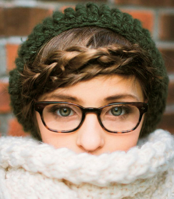 3. Saçlarınızı topladınız olmadı, açtınız yine olmadı. O zaman bir tutamını örün ve alnınızın ortasından taç gibi geçirin. Diğer tarafa tel tokayla tutturun. Örgü modelli bir bereyle saç modelinizi kombin edin.