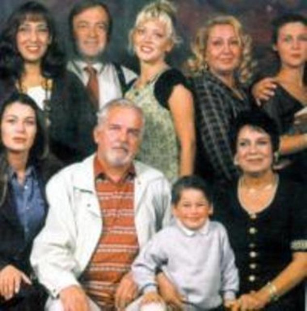 1993 - Ferhunde Hanımlar - O kanaldan o kanala atlayarak hayat mücadelesi veren Ferhunde Hanımlar, Türk dizi tarihinin en uzun soluklu dizilerinden biri. Kadın senaristler tarafından yazılan, Türkiye'nin belki de en eğlenceli kadın dizisi.