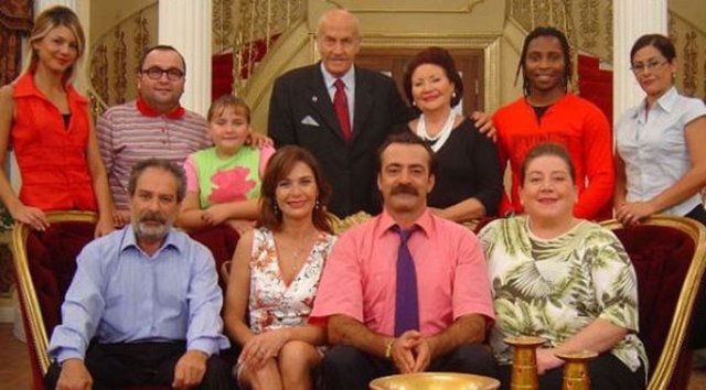 2002 - En Son Babalar Duyar - Bir durum komedisi olan dizide klasik bir Türk ailesinin her şeyi babalarından saklama çabaları ve işlerin her defasında sarpa sarması konu ediliyordu.