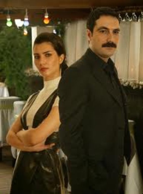 2006 - Ihlamurlar Altında - Bu diziden çok jenerik müziğini bir zamanlar vapur iskelelerinde çalışından hatırlayabilirsiniz. Hatırlamak isteyenleri buraya alalım.