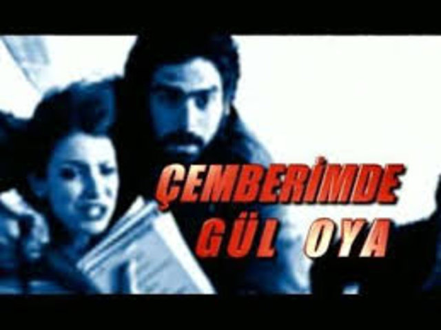2004 - Çemberimde Gül Oya - Çağan Irmak'ın yönetmenliğini üstlendiği, 12 Eylül 1980 öncesi Türkiye'yi konu alan dizi Kanal D'de yayınlanmaktaydı.