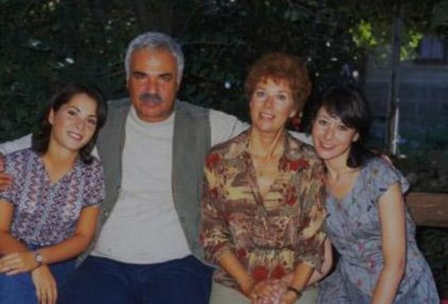 1997 - Baba Evi, - 1997'den 2001 yılına kadar sürmüştü. Dizide bir ailenin başına gelmeyen olay gelmiyor, ailenin derdi bir türlü bitmiyor, aile bir türlü düzlüğe çıkamıyor ve sonunda hepimiz derbeder oluyorduk.