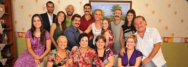 2000 - Bizim Evin Halleri - Türkiye'nin en uzun süren dizilerinden biri Bizim Evin Halleri.  -  - Aile ilişkilerini konu alan dizi 1680 bölümün sonunda ekranlara veda etmişti. Bu süreçte izlemediğimiz ihanet, olay, aile kavgası kalmadı tabii