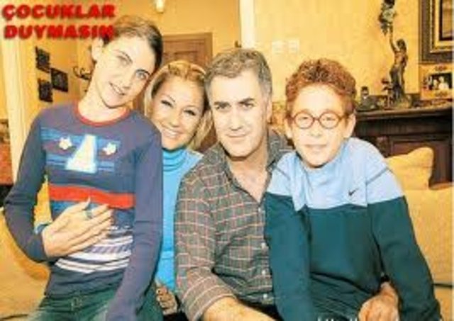 2002 - Çocuklar Duymasın - İstesek bile unutamıyoruz çünkü dizi ısrarla bitmiyor! - ''Havuç'' ve ''mutfak'' kelimeleri ise hayatımıza bir lanet gibi yapıştı!