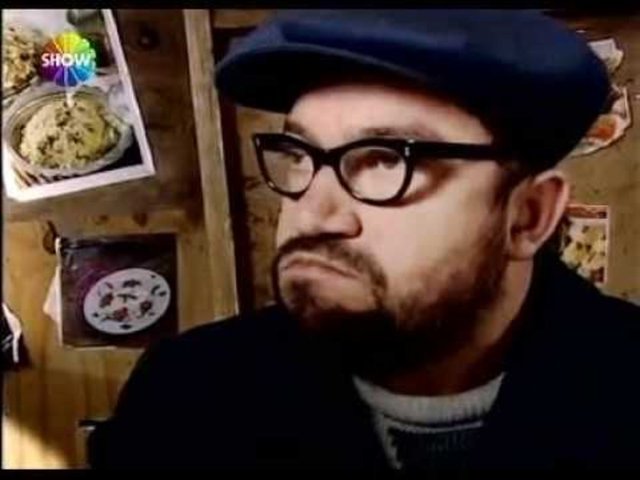 2002 - Ekmek Teknesi - Her karakteri fenomen olmuştu.  - Orta direk Türk aile yapısını çok iyi yansıtan dizi, halk tarafından kısa sürede benimsenmişti.