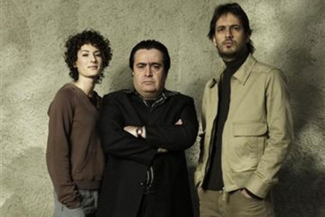 2005 - Hırsız Polis - Hırsız Polis, başrollerini Uğur Yücel, Özlem Düvencioğlu ve Timuçin Esen'in oynadığı Kanal D'de yayımlanmış dizidir.