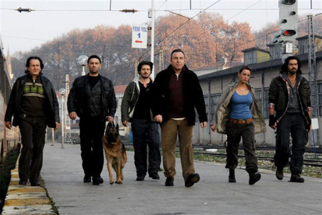 2006 - Arka Sokaklar - Torunlarımızın da izleyeceğinden korktuğumuz ve artık bitsin diye beklediğimiz dizinin şu an 9. sezonu yayınlanıyor.