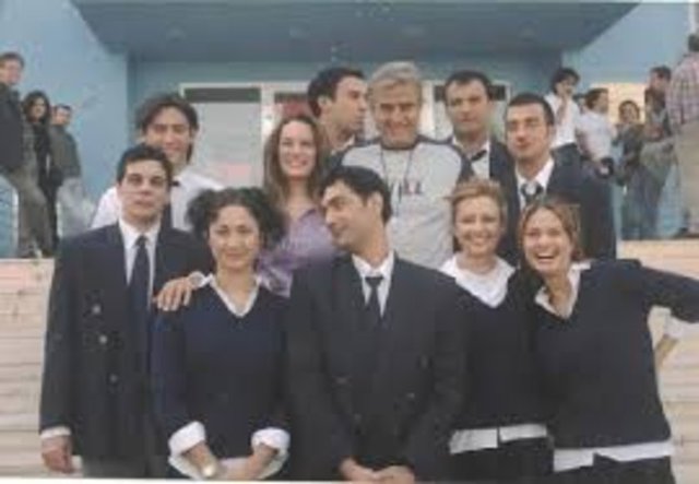 2002 - Koçum Benim - Tarık Akan, Ebru Cündübeyoğlu, Sevil Üstekin, Zihni Göktay, Ozan Güven ve Yunus Günçe'nin başrollerini paylaştığı dizi, 2002-2004 yılları arasında yayınlanmıştı.