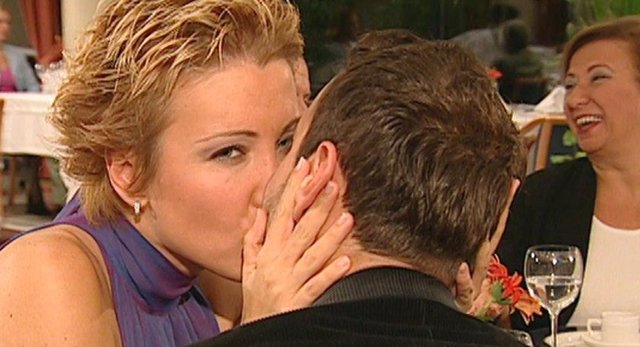 2000 - Evdeki Yabancı - Evdeki Yabancı, yapımcılığını Abdullah Oğuz'un, yönetmenliğini Ümmü Burhan ve Erdoğan Engin'in yaptığı; başrollerini Berna Laçin, Tardu Flordun, Oya Aydoğan ve Aliye Uzunatağan'ın paylaştığı dizi.