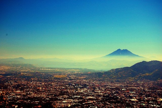 EL SALVADOR - San Salvador   -  - San Salvador kentinin bulunduğu vadi sık ama küçük depremlerle sürekli sallanan bir bölge.