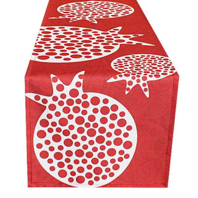 Kırmızı renkli göz alıcı bir runner, Cushion Design 54.99TL.