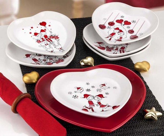Yeni yılın ilk kahvaltısı için kırmızı renklerin hakim olduğu bir kahvaltı takımı, Keramika 49.90 TL.