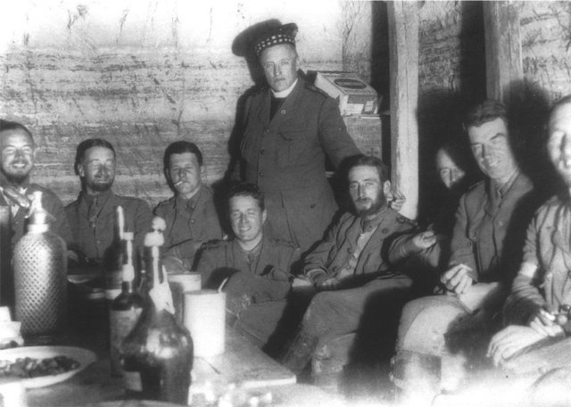 FRANK M. COFFEE VAK'ASI -  - Kitapta,19 Kasım 1915'te kalbine isabet eden bir şarapnel parçası nedeniyle yaşama veda eden Frank M. Coffee ile ilgili ayrı bir bölüm yer alıyor.