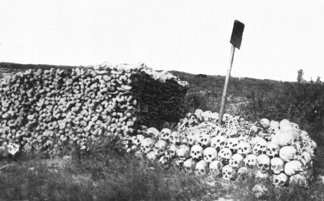 aynı zamanda hiçbir şekilde o mezarlara dokunulmaması ve tahrip edilmemesi için askerlere kati emirler vermiş olduğuna dikkatimi çekti.