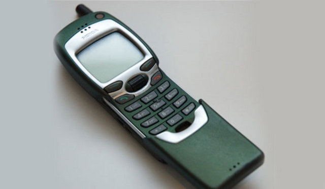 Nokia 7110 1999  -  - Matrix filminde Keanu Reeves'in hayat verdiği Neo karakterinin kullandığı telefon olarak dünyada ünlenen 7110, adeta mobil dünyasında devrim yapan özelliklere sahip.