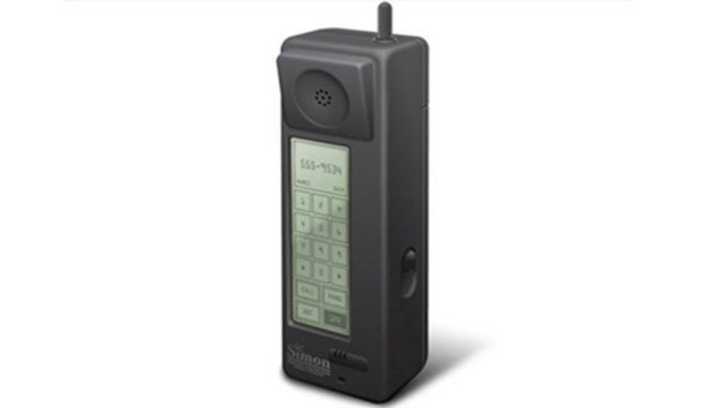 IBM Simon Personal Communicator 1990  - Dokunmatik ekranlı telefonları iPhone çıktığından beri elimizden düşürmüyoruz değil mi? Fakat dokunmatik ekranlı telefonlar iPhone'dan çok önce de vardı.