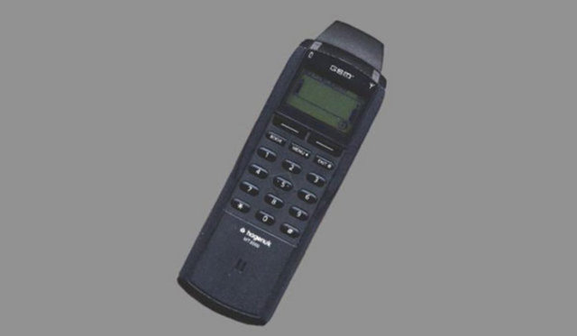 Hagenuk MT 2000 1994  -  - Danimarkalı marka Hagenuk'un MT 2000'i bir çok ilki barındırıyordu. Uzatma anten yerine yerleşik anteni olan ilk telefon olan MT 2000, ayrıca oyun barındıran ilk mobil telefondu. Bu oyun ise Rusların ünlü oyunu Tetris.   -