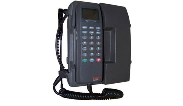 Orbitel TPU 900 1991  -  - Görüntüsüne bakıp da ev telefonu zannetmeyin!: Orbitel TPU 900 bir cep telefonu. Üstüne üstük dünyadaki ilk GSM teknolojisine sahip cep telefonlarından biri.