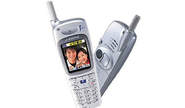 J-SHO 4 2000   -  - Japon firması SHARP'ın geliştirdiği bir telefon olan J-SHO 4, dünya üzerinde ilk dahili kameraya sahip cep telefonu olarak biliniyor. 110,000 piksel kamerası bulunan J-SHO 4, ilk renkli ekranlı telefonlardan biri.