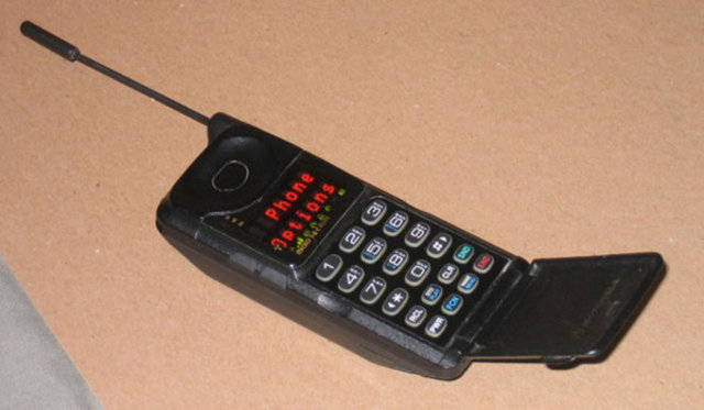 Motorola MicroTAC 9800X 1989  -  - Büyük boyutuna ve 3000 dolar fiyatına karşın zamanına göre gayet iyi bir satış rakamı yakalayan MicroTac, ilk ekranı olan telefonlardan biri.