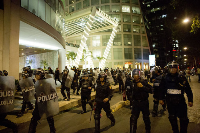 Meksika'da hangi aşamada hangi silaha başvurulacağınu olay yerindeki polis şefi kararlaştırıyor.