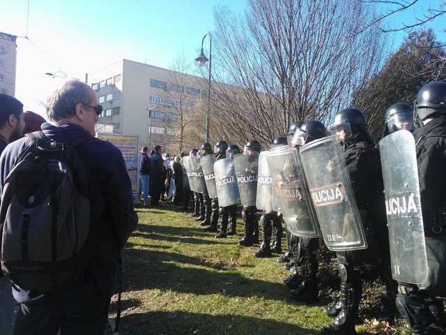Bosna Hersek'te polisin şüphelilere ve eylemcilere karşı 'orantılı güç' kullanması şartı var.  -