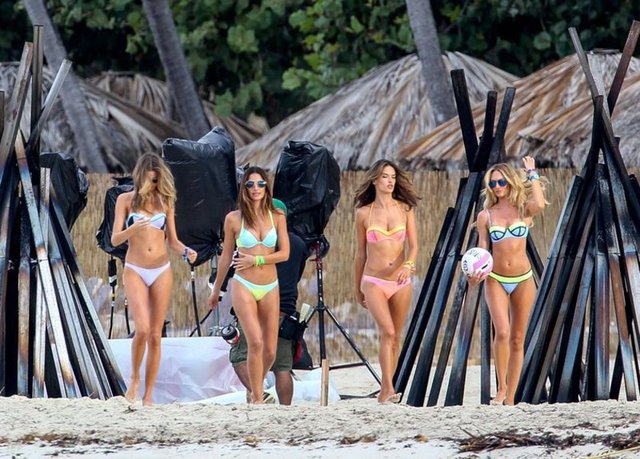 Moda dünyasının en ünlü süpermodelleri, Victoria's Secret'ın yaz sezonu için tasarladığı bikini modellerinin katolog çekimleri için Porto Riko'da bir araya geldi.