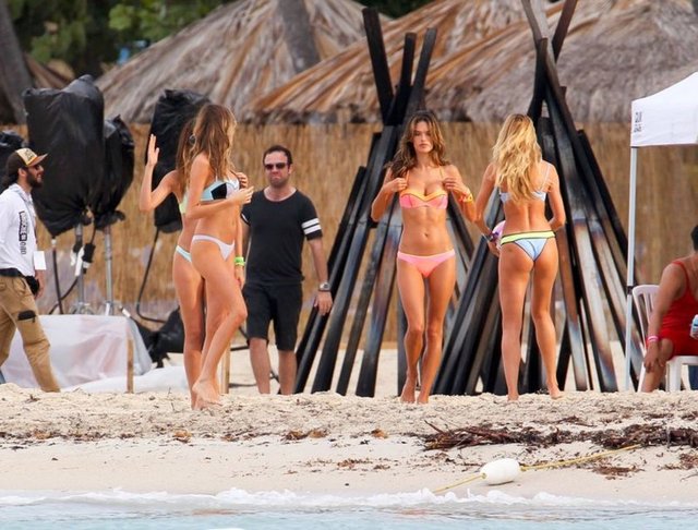 Candice Swanepoel, Lily Aldridge, Alessandra Ambrosio ve Behati Prinsloo, firmanın fotoğrafçısı Russell James'e poz verirken bu anlar paparazziler tarafından görüntülendi.