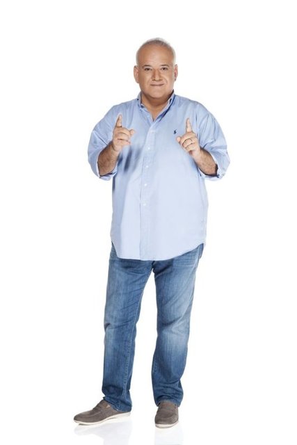 Gülmek için kendini zorladığında sempatik olmaya çalışan, lütfen beni bağışla, espri anlamında diyorum; gülmeye çalışan bir vampir gibi oluyorsun. Bunu yapma.